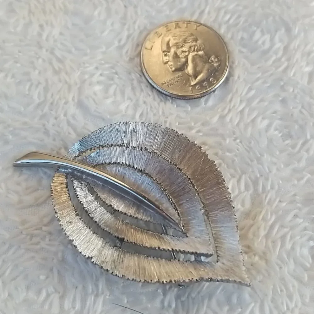 Vintage JJ Silver Leaf Lined Stem Pin Brooch